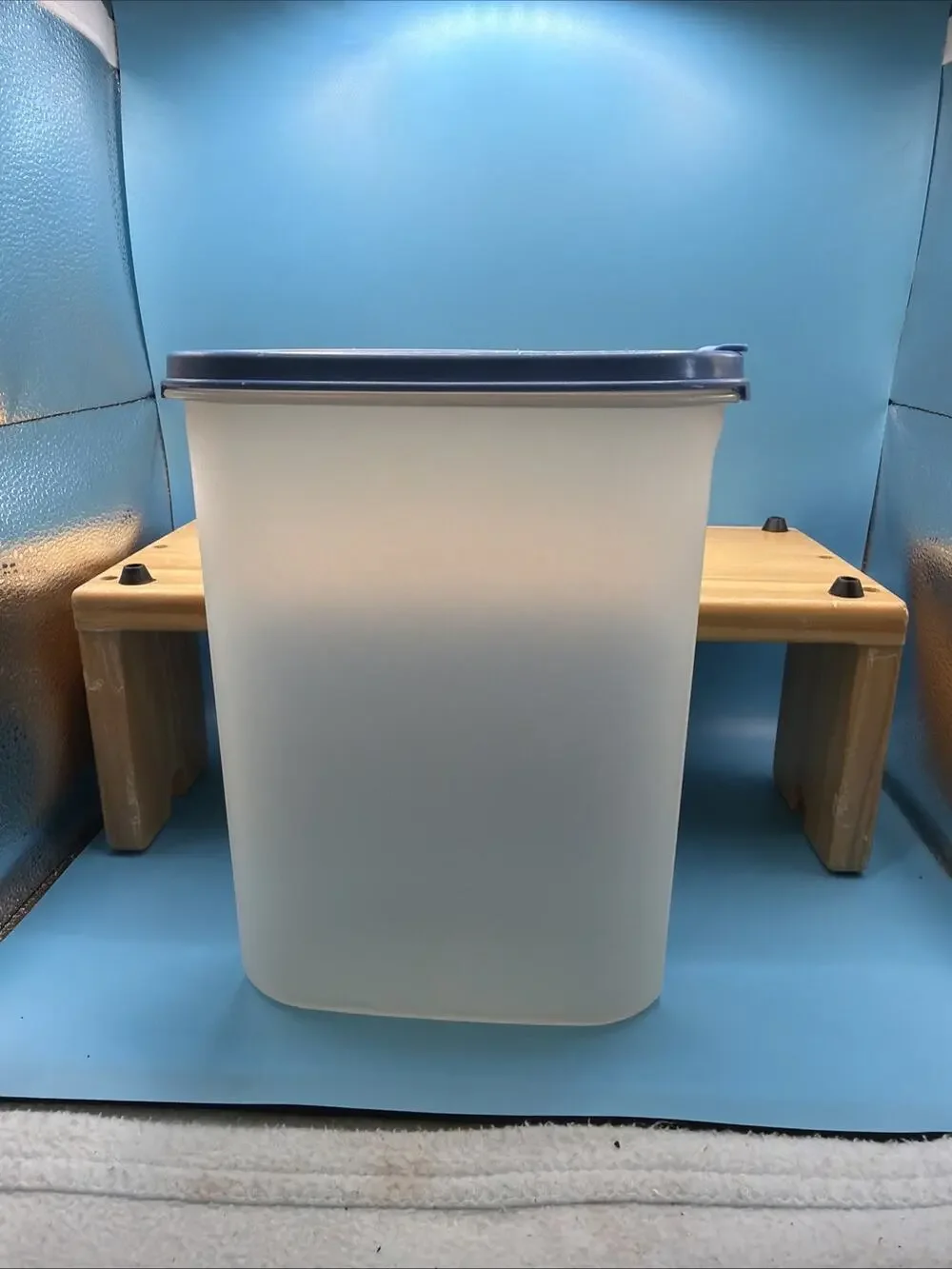 Tupperware 9 3/4 C. Storage 1614 Blue Flip Top Lid 1618 Lid Is Broke Still Seals